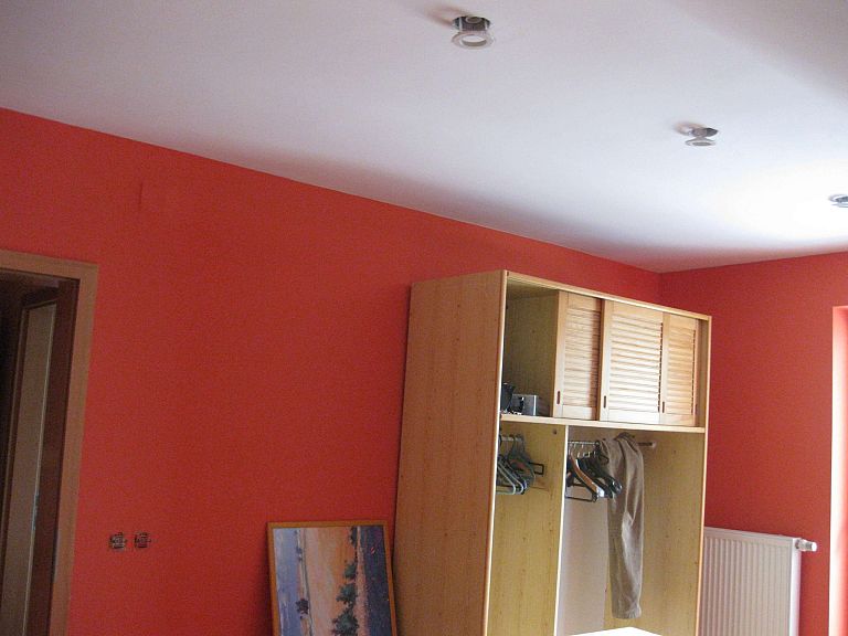 frisch gestrichene weiße Decke und rote Wand