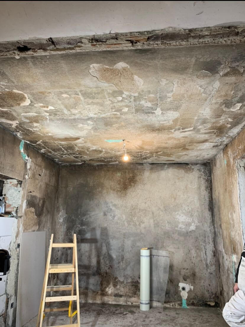 Durch Brand beschädigtes Gebäude vor der Sanierung